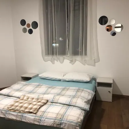 2 Bedroom Modern At The Heart Of דירה מוסטר