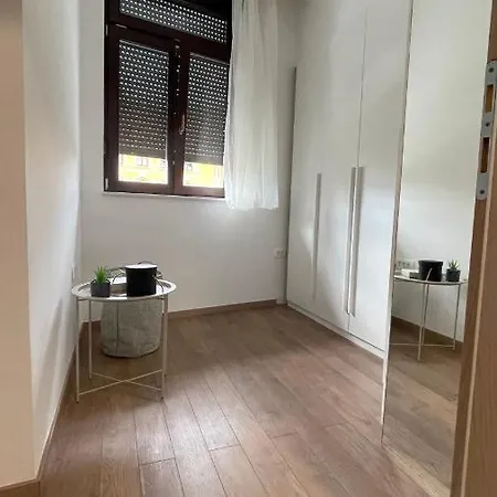 2 Bedroom Modern At The Heart Of דירה מוסטר
