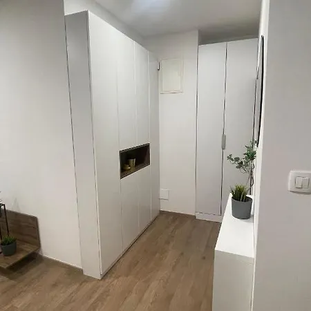 דירה 2 Bedroom Modern At The Heart Of מוסטר