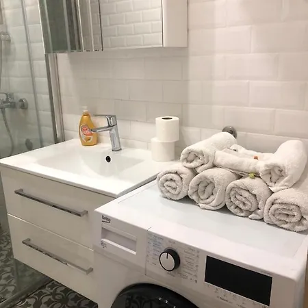 דירה 2 Bedroom Modern At The Heart Of מוסטר